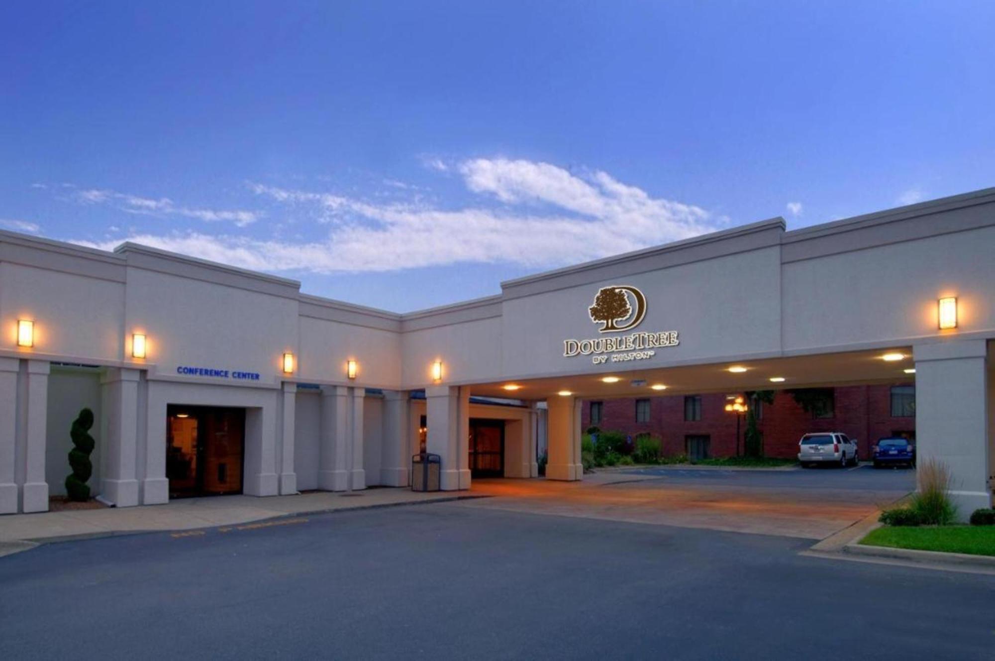 Doubletree By Hilton Hotel Grand Rapids Airport Exterior foto